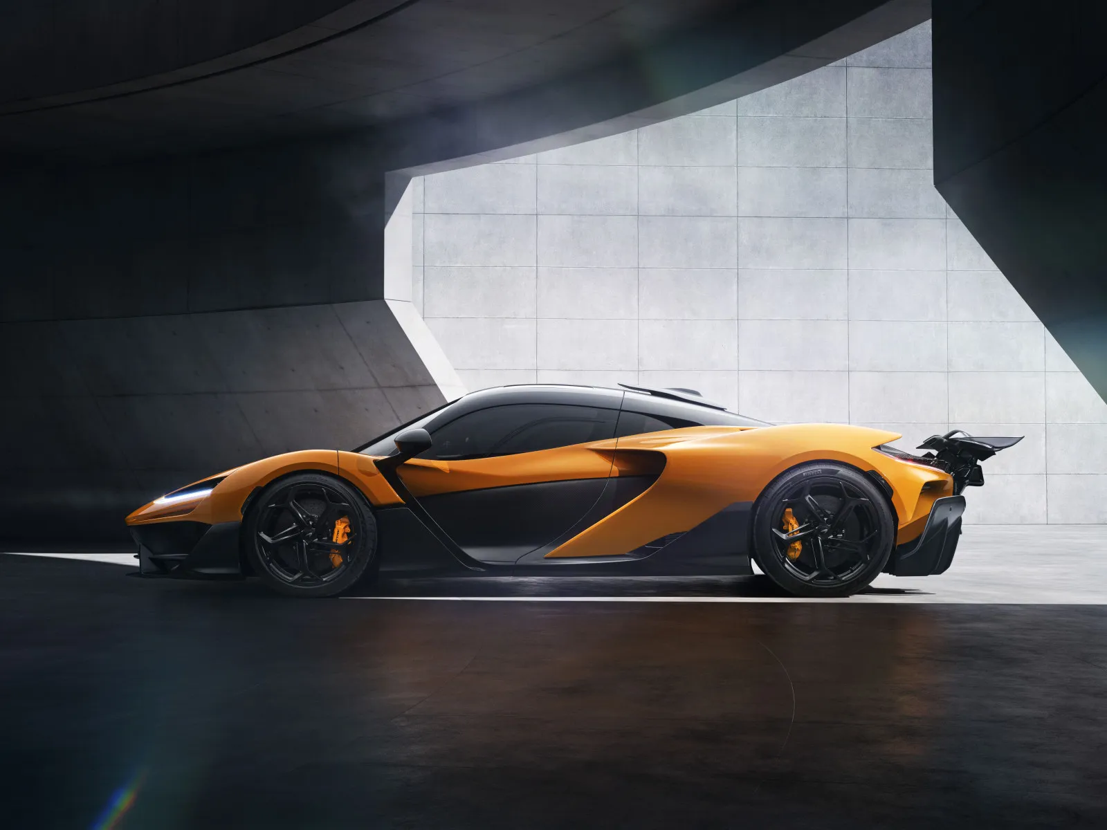 McLaren W1 equipped with bespoke Pirelli sustainable tyres