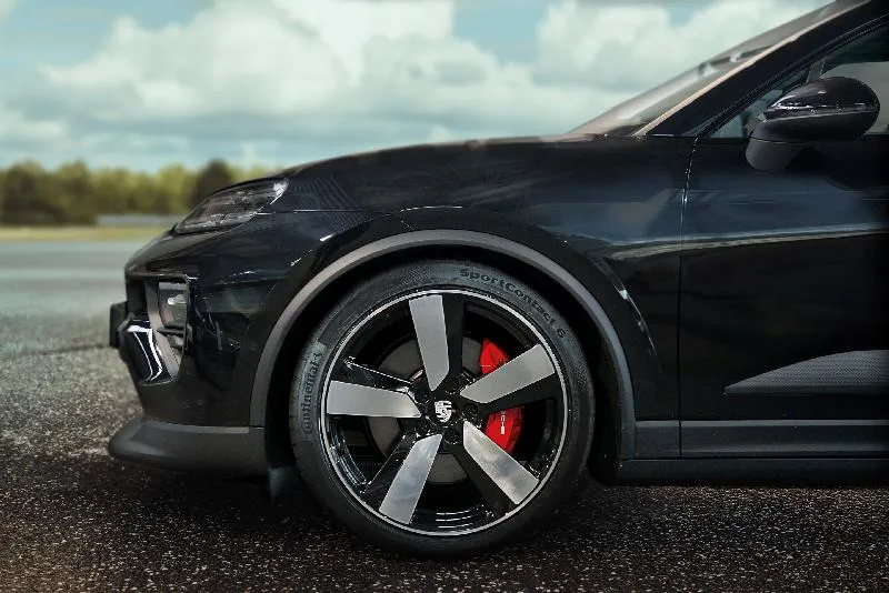 Porsche Macan 2025 equipped with Continental tyres