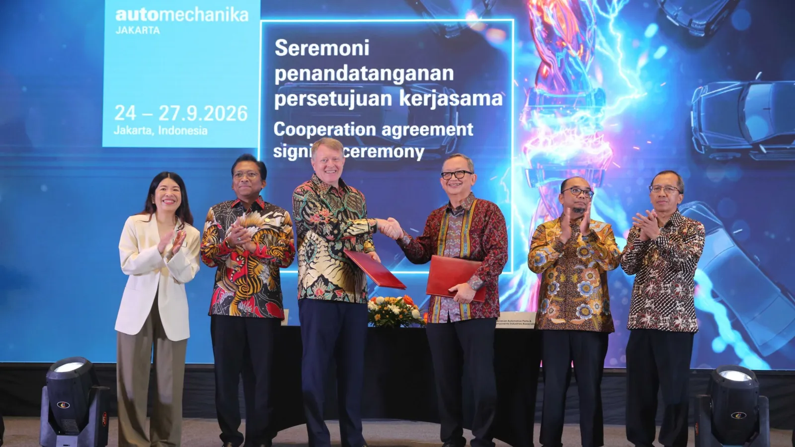 Representatives from Messe Frankfurt, GIAMM, and regional automotive associations shaking hands on stage during a cooperation agreement signing ceremony for Automechanika Jakarta 2026. (Image: Messe Frankfurt)