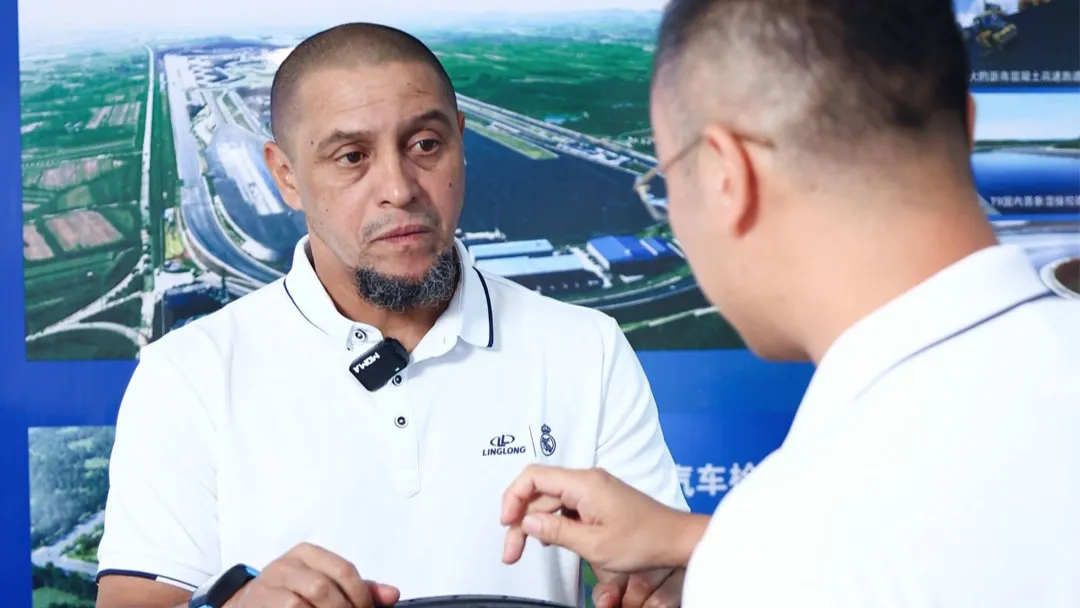 Real Madrid legend Roberto Carlos visits Linglong Tire HQ in China. (Photo: Linglong Tire)