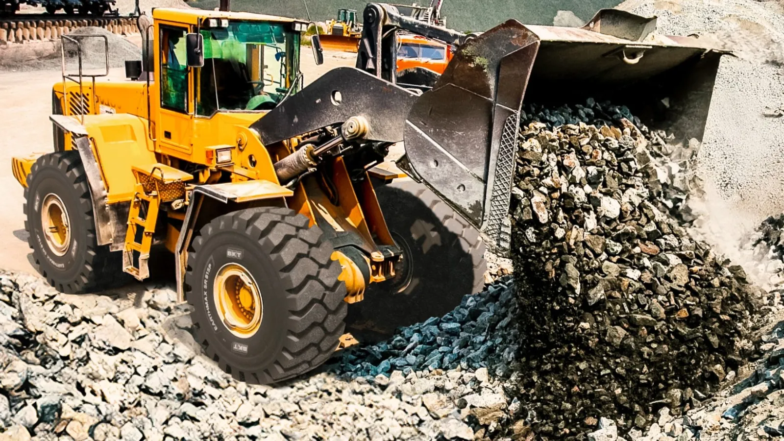 A yellow wheel loader, equipped with heavy-duty BKT Earthmax SR 51 SP tyres. (Photo: BKT)